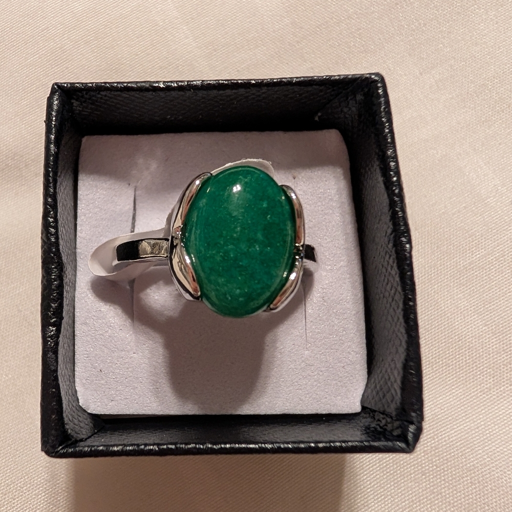 Elegant Green Stone Silver Tone Ring